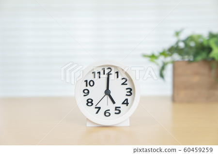 時鐘時間5:00、17:00、5:00、17:00 時鐘時間5:00、17:00、5:00、17:00 60459259