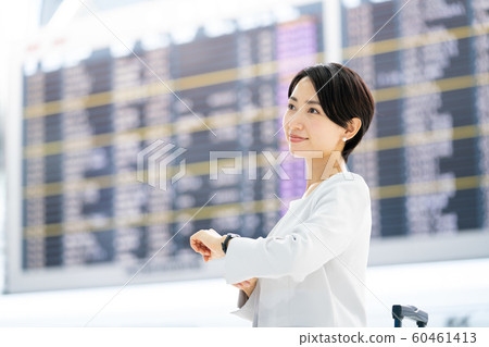 機場,女商人,時鐘時間 機場,女商人,時鐘時間 60461413