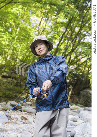 山間溪流捕魚圖像男到山間溪流捕魚 60463371