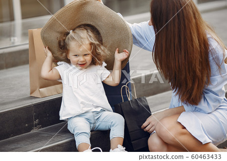 Mother and daughter with shopping bag in a city 60463433