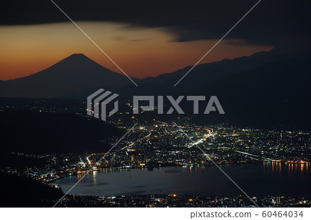 從高博奇高原看富士山和Su訪湖的日出時的夜景 從高博奇高原看富士山和Su訪湖的日出時的夜景 60464034