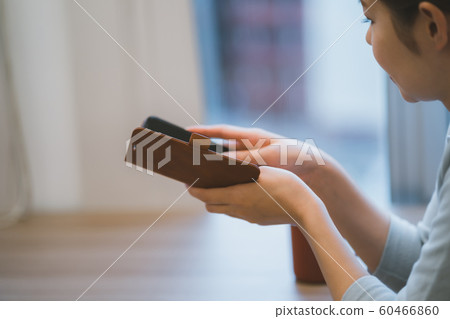 30多歲的女性與智能手機擺弄 60466860