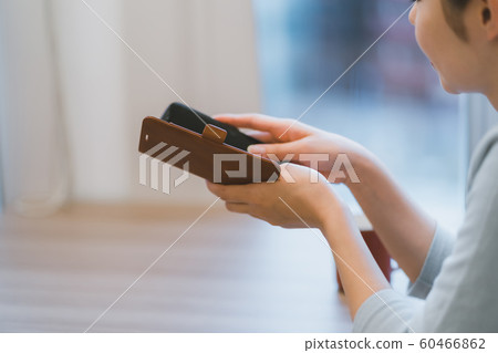30多歲的女性與智能手機擺弄 60466862