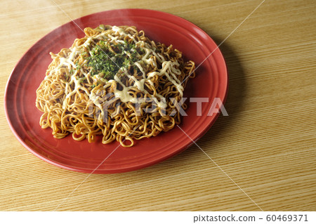 Sauce Fried Noodles 60469371