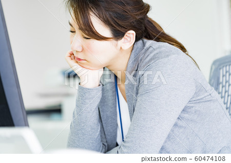 一個健康狀況不佳的女人 一個健康狀況不佳的女人 60474108