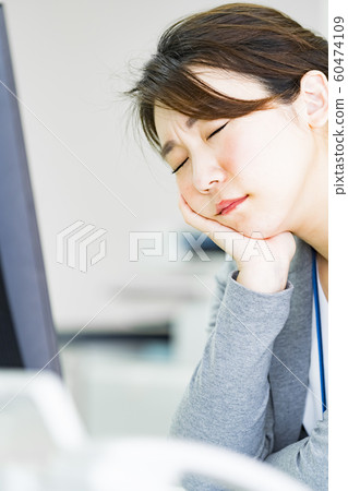 一個健康狀況不佳的女人 一個健康狀況不佳的女人 60474109