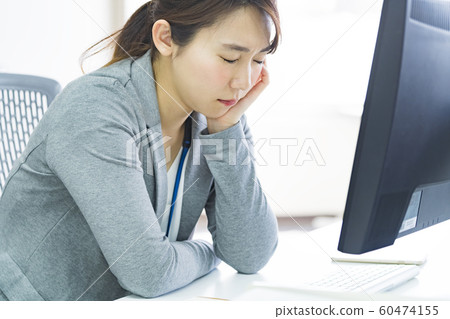 A woman with poor health 60474155