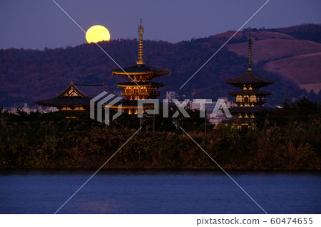 Full moon and evening view of Yakushi-ji Temple (Nishinokyo, Nara City) Full moon and evening view of Yakushi-ji Temple (Nishinokyo, Nara City) 60474655