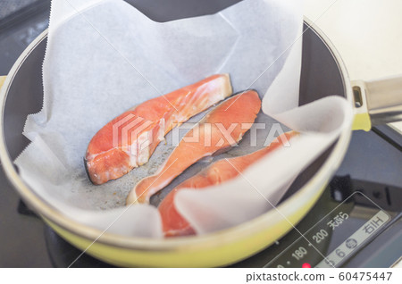 Grilled fish made with a frying pan 60475447
