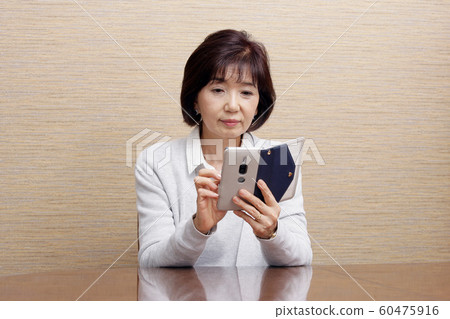 Smartphone senior woman Smartphone senior woman 60475916