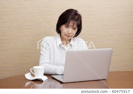 個人電腦業務高級女人 60475917