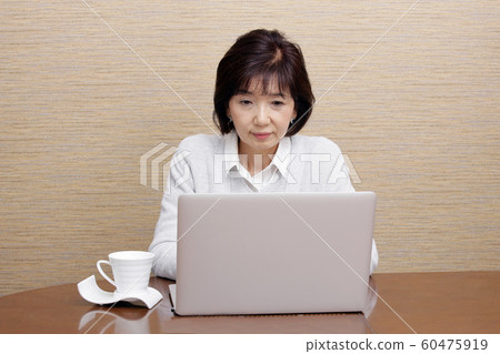 個人電腦業務高級女人 60475919