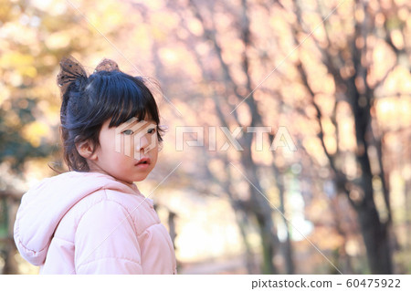 Autumn park girl Autumn park girl 60475922