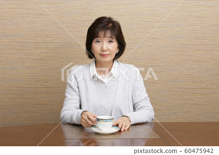 Tea senior woman Tea senior woman 60475942