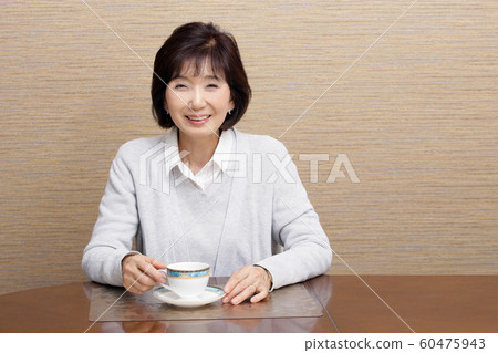 Tea senior lady (left-justified) Tea senior lady (left-justified) 60475943