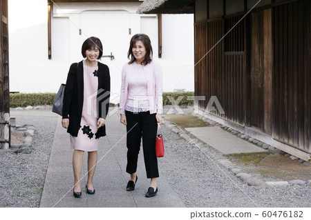 Traveling senior woman traveling together 60476182