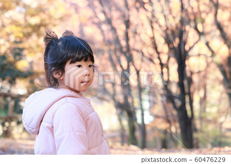 Autumn park girl Autumn park girl 60476229