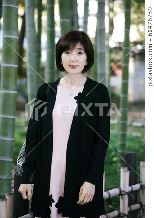 Traveling senior woman traveling alone 60476230