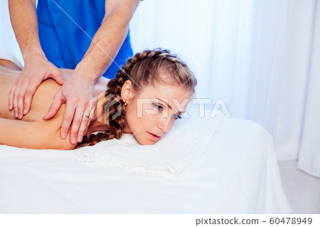 girl masseur doing massage back spa health girl masseur doing massage back spa health 60478949