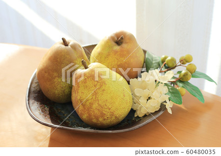 梨在桌子上的盤子上 60480035