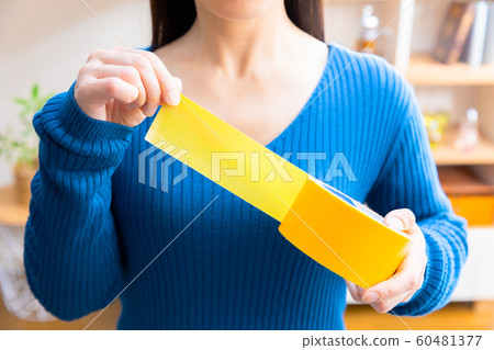 使用固化膠帶的女性 使用固化膠帶的女性 60481377