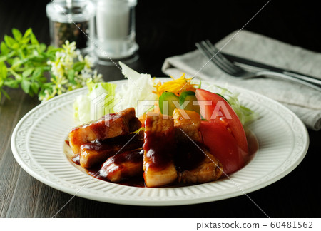 豬肉牛排，豬肉牛排，通心粉 60481562