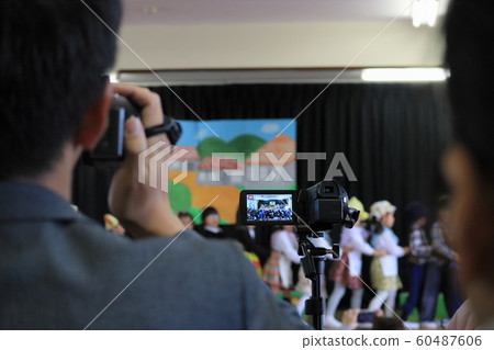 父母為孩子們拍照，並在學校展示他們的戲劇 60487606