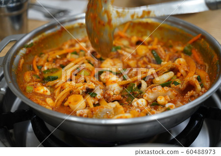 炒辣甜章魚肚蝦 炒辣甜章魚肚蝦 60488973