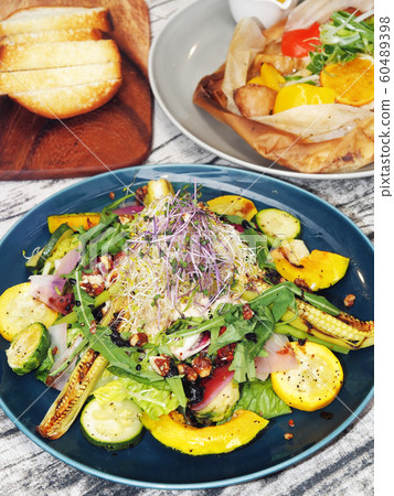 Warm salad with roasted vegetables   60489398