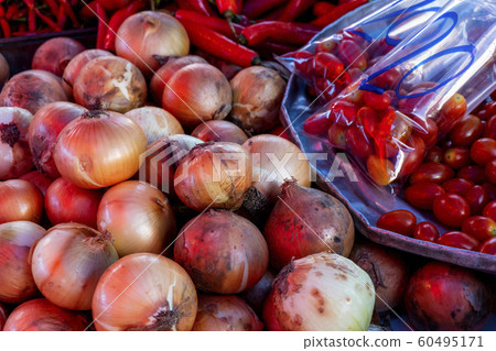 Onions are used to make many types of food are beneficial to your body and your health and improves the flavor of the food , Sales by market    60495171