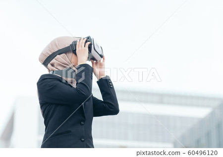 businesswoman experiencing in virtual reality businesswoman experiencing in virtual reality 60496120