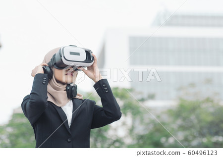 businesswoman experiencing in virtual reality businesswoman experiencing in virtual reality 60496123