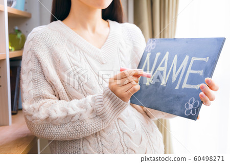 考慮她的孩子的名字孕婦的形象 考慮她的孩子的名字孕婦的形象 60498271