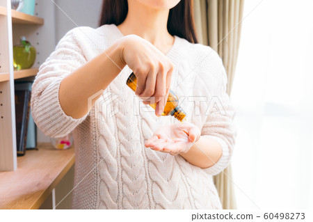 應用油的孕婦 應用油的孕婦 60498273