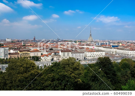 都靈城市景觀從蒙特卡布奇尼 60499039