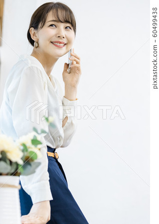 年輕女子智能手機手機垂直組成 年輕女子智能手機手機垂直組成 60499438