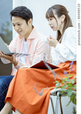 Couple, couple, screen time 60499510