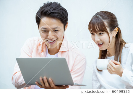 夫婦,看看這個片刻。 夫婦,看看這個片刻。 60499525