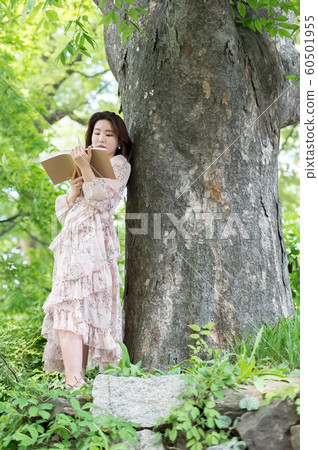 The look of a beautiful Korean woman, a park walk The look of a beautiful Korean woman, a park walk 60501955