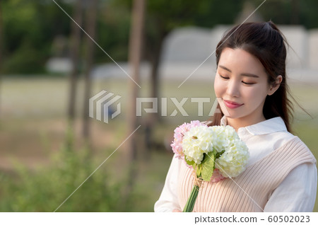 The look of a beautiful Korean woman, a park walk 60502023