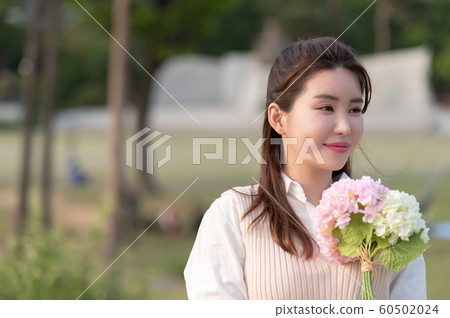 The look of a beautiful Korean woman, a park walk 60502024