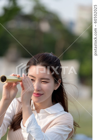 The look of a beautiful Korean woman, a park walk 60502025