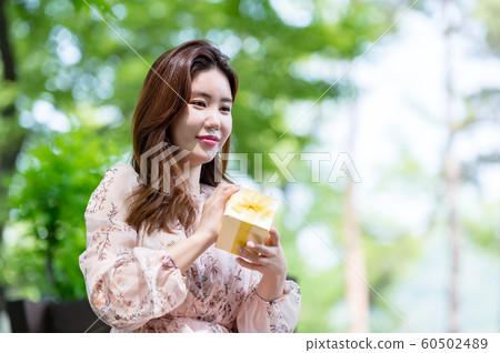 一個美麗的韓國女人的樣子,公園散步 一個美麗的韓國女人的樣子,公園散步 60502489