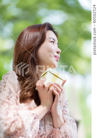 一個美麗的韓國女人的樣子，公園散步 60502524