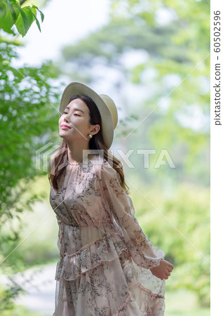 一個美麗的韓國女人的樣子，公園散步 60502596