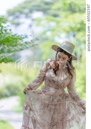 一個美麗的韓國女人的樣子，公園散步 60502597