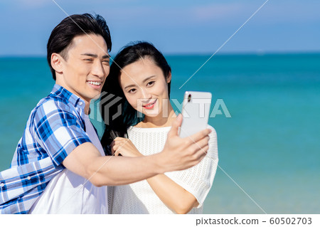 年輕夫婦(智能手機) 年輕夫婦(智能手機) 60502703