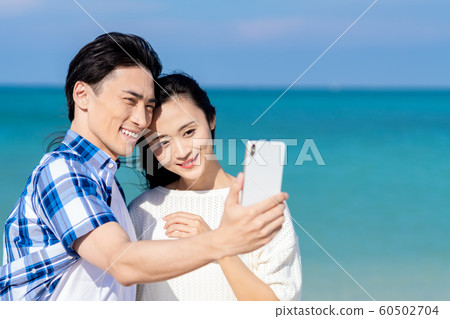 年輕夫婦（智能手機） 60502704