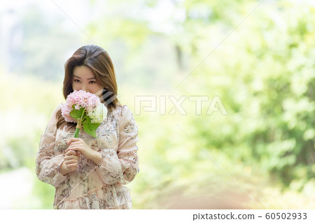 一個美麗的韓國女人的樣子，公園散步 60502933
