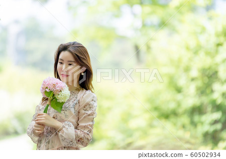 一個美麗的韓國女人的樣子，公園散步 60502934